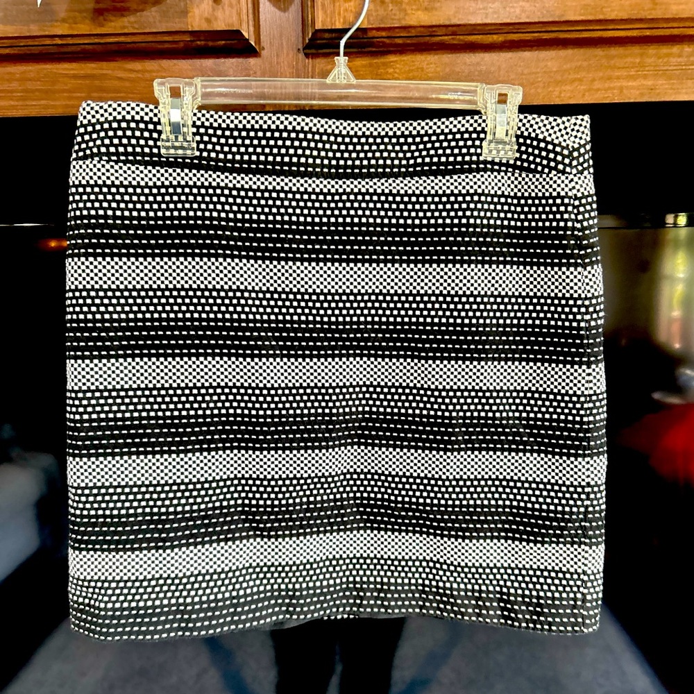 LOFT Black &. White Mini Skirt Back Invisible Zipper Size 12P